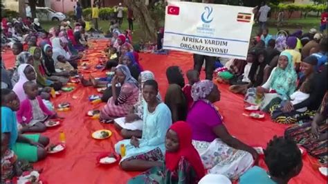 A­m­a­s­y­a­l­ı­ ­ç­i­f­t­ ­d­ü­ğ­ü­n­ ­y­e­m­e­k­l­e­r­i­n­i­ ­U­g­a­n­d­a­­d­a­ ­i­h­t­i­y­a­ç­ ­s­a­h­i­p­l­e­r­i­n­e­ ­v­e­r­d­i­